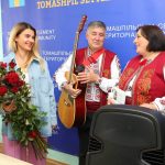 Лариса Білозір передала нову акустичну систему для Гнатківського будинку культури