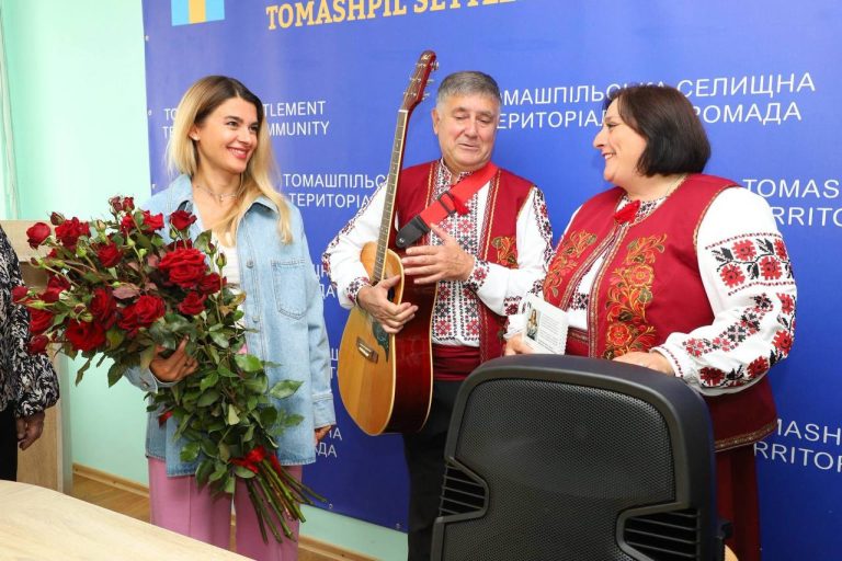 Лариса Білозір передала нову акустичну систему для Гнатківського будинку культури