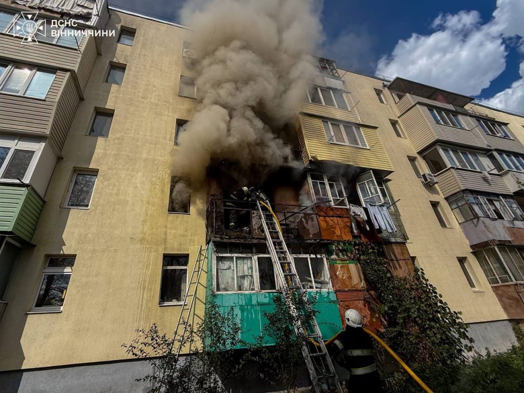 Пожежа у п’ятиповерхівці Ладижина: бійці ДСНС врятували 4 людей