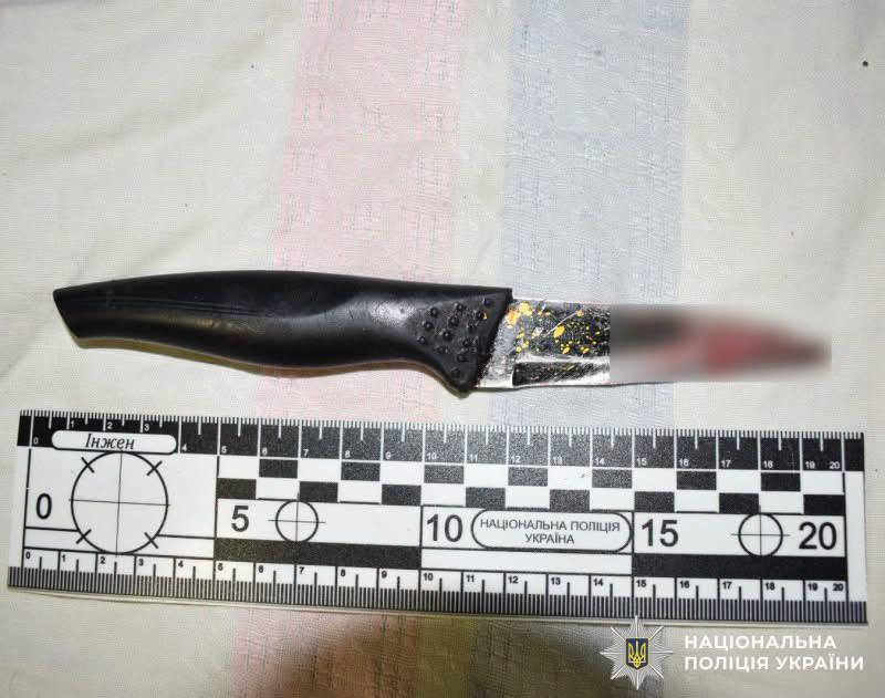 У Ладижині чоловік поранив ножем знайому: поліція розслідує замах на вбивство
