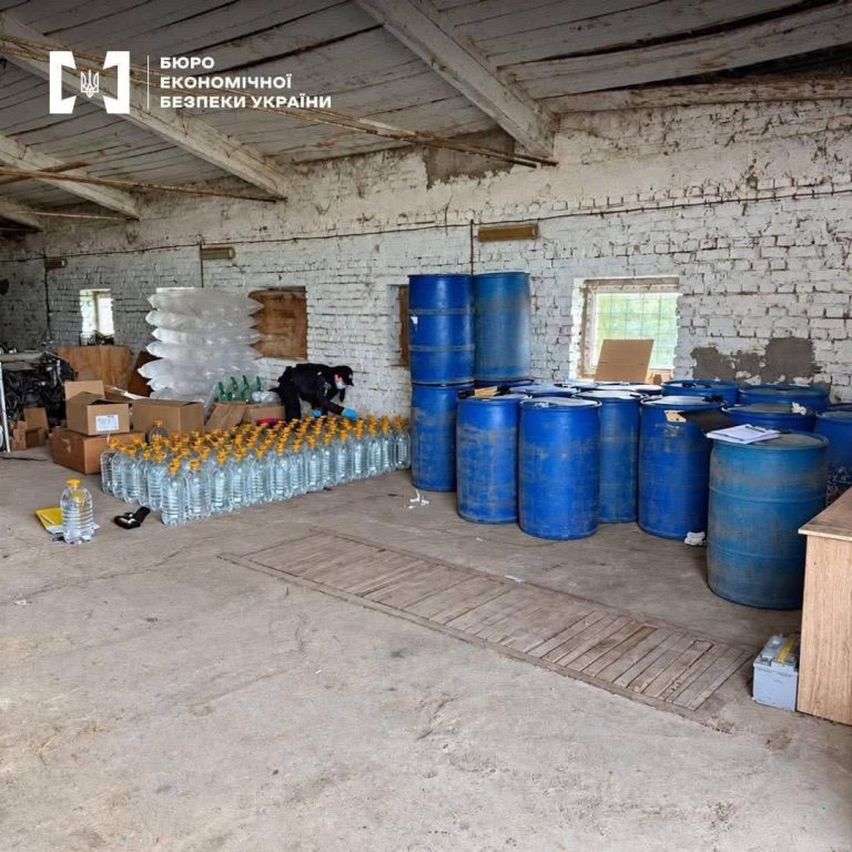 На Вінниччині суд конфіскував 3200 літрів спирту: його передадуть медикам НГУНа Вінниччині суд конфіскував 3200 літрів спирту: його передадуть медикам НГУ