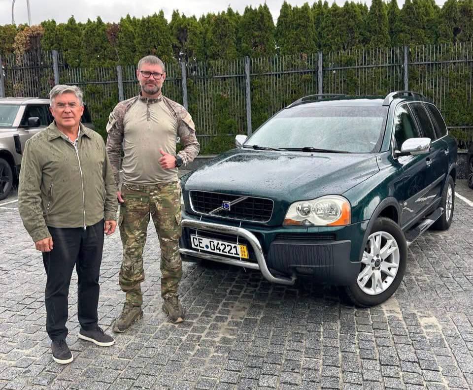 Микола Кучер відвідав вінничан на фронті: військовим передали техніку, авто та кілька тонн продуктів