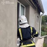Літня жінка потребувала допомоги: у Хмільнику рятувальники відкрили доступ до будинку через вікно