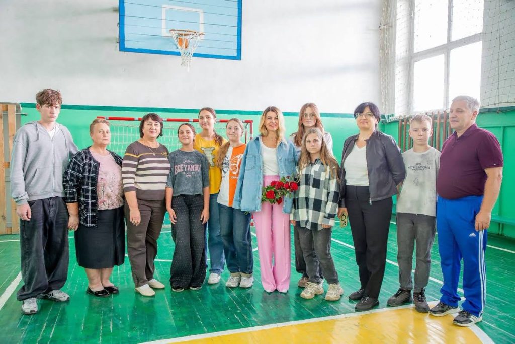 Лариса Білозір відвідала Торківську гімназію та допомогла оновити харчоблокЛариса Білозір відвідала Торківську гімназію та допомогла оновити харчоблок