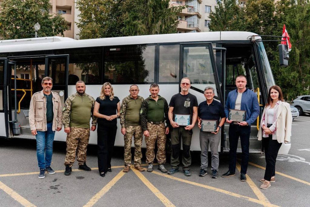 За підтримки Фонду «МХП-Громаді» військовим передали автобус