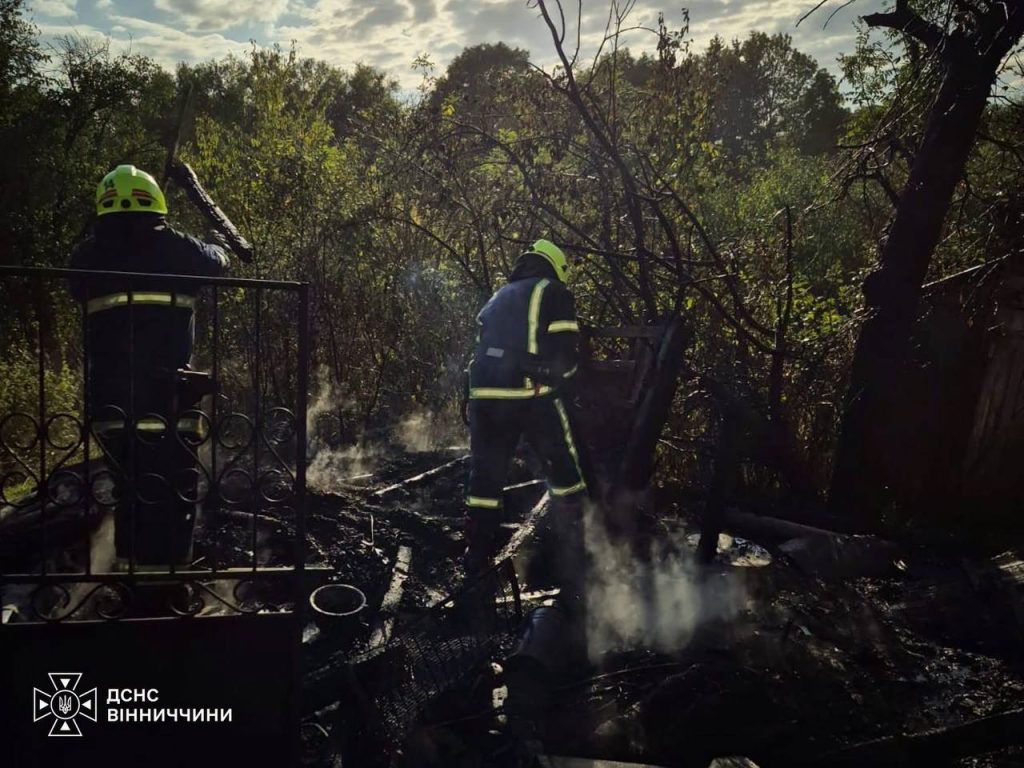 На Вінниччині рятувальники ліквідували дві пожежі: горіли будинок і господарська споруда