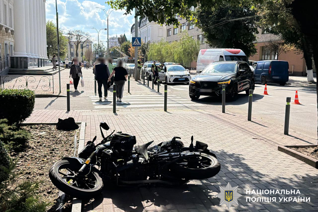 На Вінниччині розслідують дві ДТП, у яких травмувалися мотоцикліст і пішохід