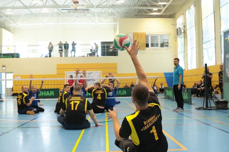 Ветерани з Вінниччини взяли участь у чемпіонаті області з волейболу сидячи