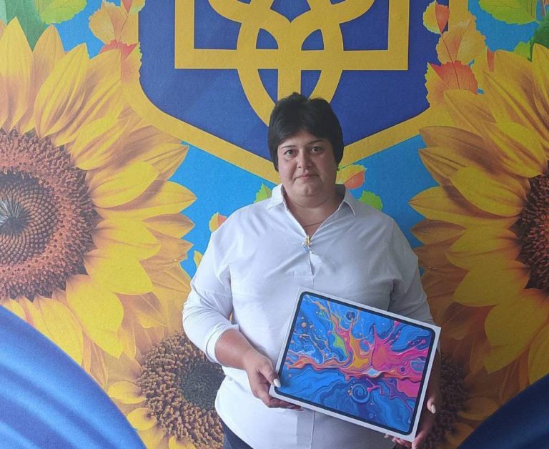 Асистентка вчителя з Теплицької громади отримала планшет завдяки конкурсу «Професійне зростання»