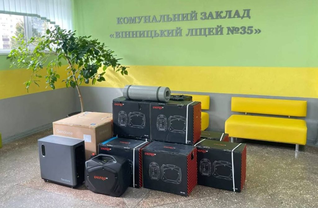 Вінницький ліцей №35 передав бригаді «Червона Калина» генератори та зарядні станції