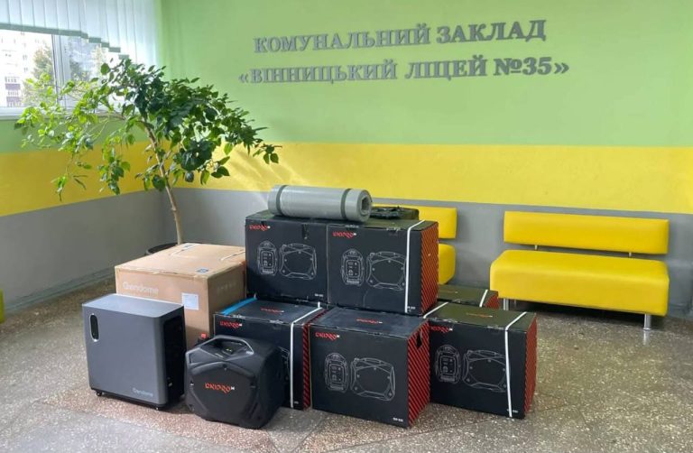 Вінницький ліцей №35 передав бригаді «Червона Калина» генератори та зарядні станції