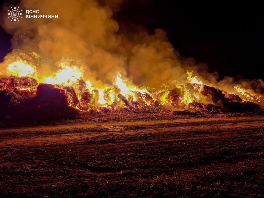 На Вінниччині за добу сталися шість пожеж: згоріли автомобіль, комбайн і 25 тонн соломи