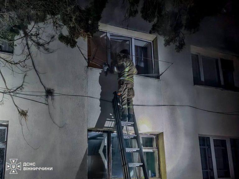 У Ладижині дитина залишилася сама у зачиненій квартирі: рятувальники потрапили всередину через вікно