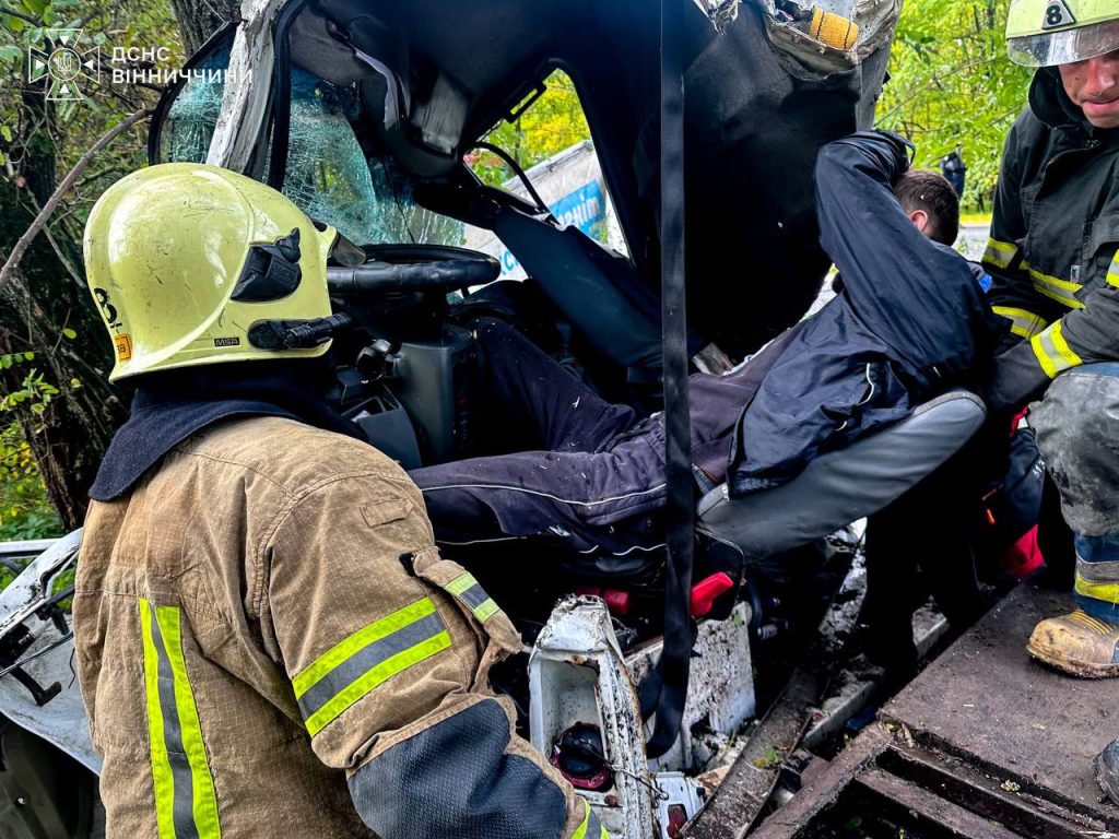 На Вінниччині вантажівка врізалася в дерево: 24-річного водія затиснуло в кабіні