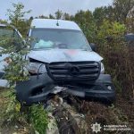 На Вінниччині Mercedes з’їхав у кювет і врізався в електроконструкцію: троє травмованих