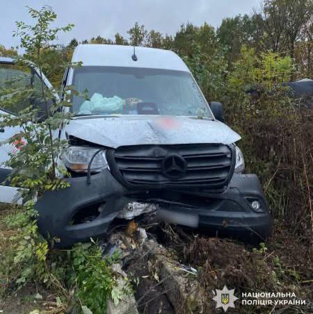 На Вінниччині Mercedes з’їхав у кювет і врізався в електроконструкцію: троє травмованих