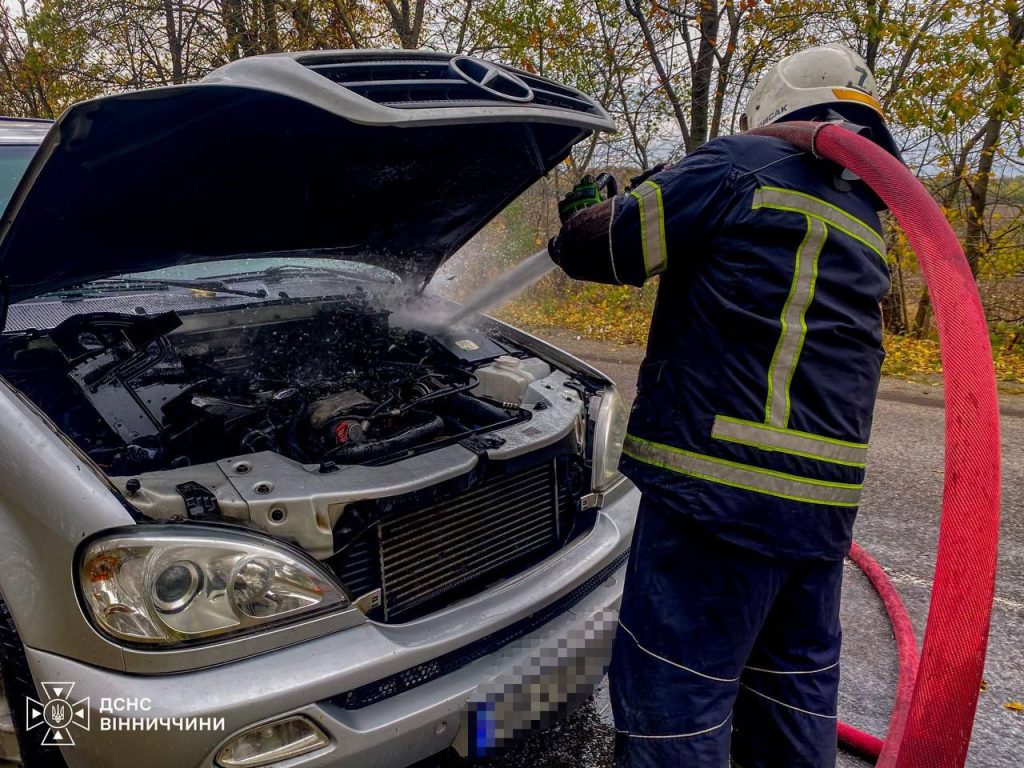На Вінниччині через несправність під час руху загорівся легковик