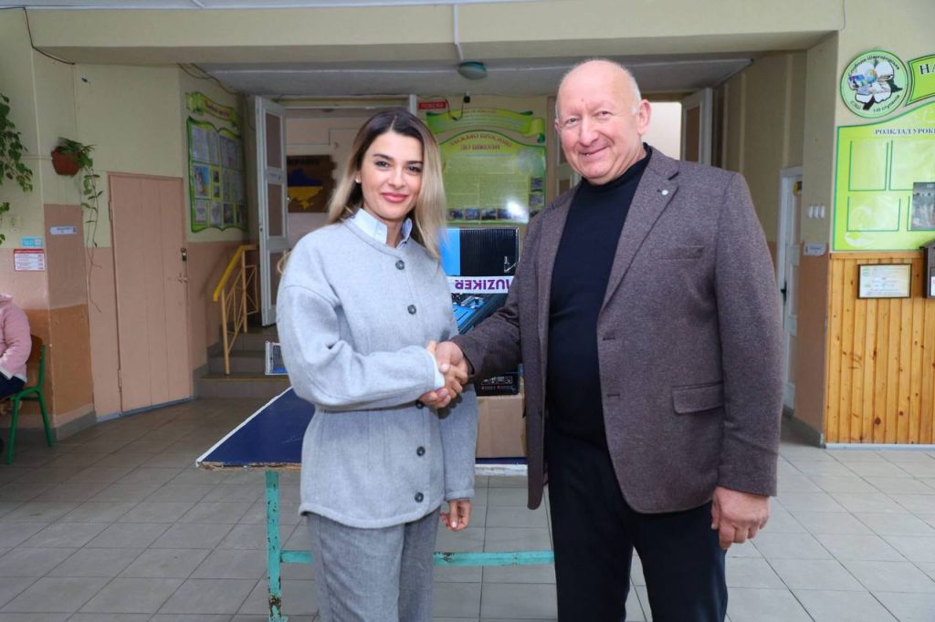 Лариса Білозір передала Слободо-Шаргородському ліцею звукове обладнання