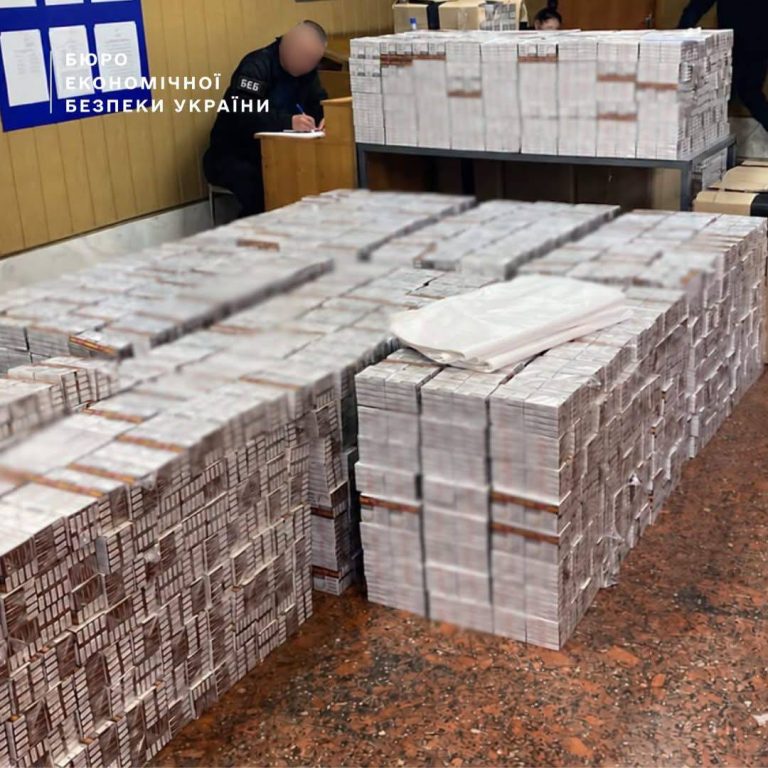 На Вінниччині БЕБ викрило контрабанду сигарет під виглядом дерев’яних меблів