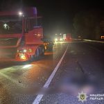 На об’їзній дорозі Немирова вантажівка на смерть збила пішохода