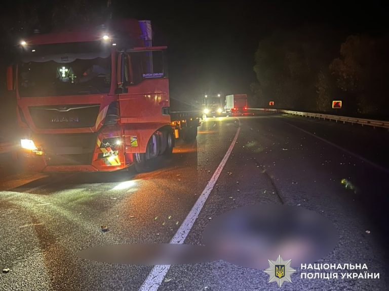 На об’їзній дорозі Немирова вантажівка на смерть збила пішохода
